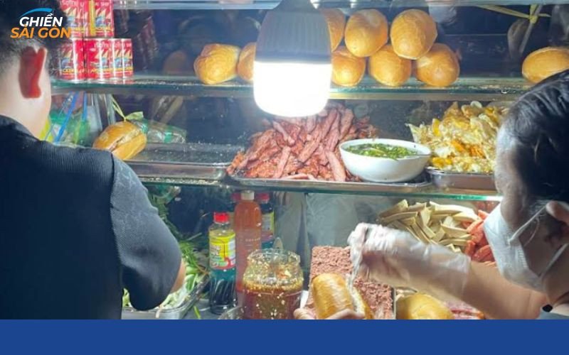 Ổ bánh mì xíu mại Thuận Thảo hấp dẫn với nhân đầy đặn.