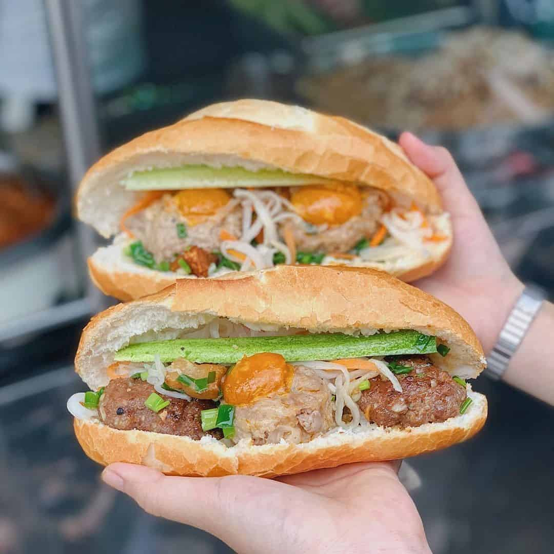 Ổ bánh mì xíu mại và thịt nướng