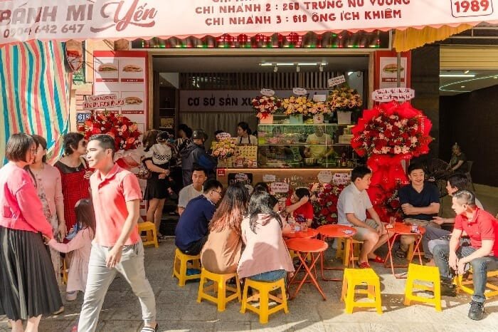 Ổ bánh mì Yến Đà Nẵng tại Hoàng Diệu với nhân phong phú và ớt rim đặc trưng