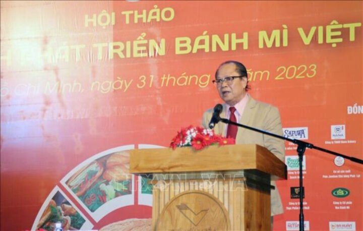Ông Đỗ Quốc Thông phát biểu về hành trình và giá trị của bánh mì Việt tại hội thảo du lịch.