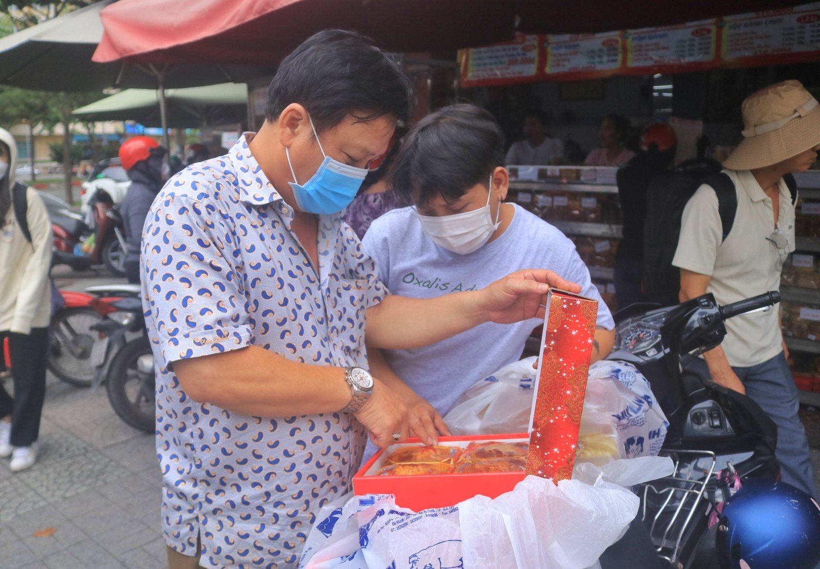 Ông Tấn Lộc mua hơn 4 triệu tiền bánh trung thu Như Lan