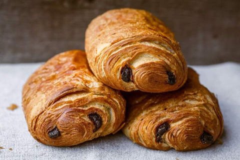 Pain au Chocolat Pháp với lớp vỏ vàng ươm và nhân sô cô la tan chảy