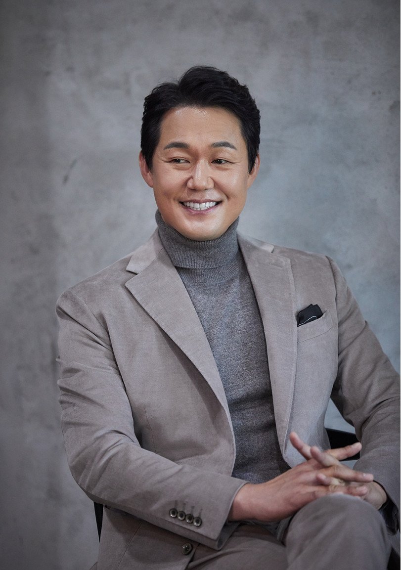 Park Sung Woong, nghệ sĩ Vua Bánh Mì, thể hiện phong độ, chững chạc dù đã ngấp nghé tuổi 50.