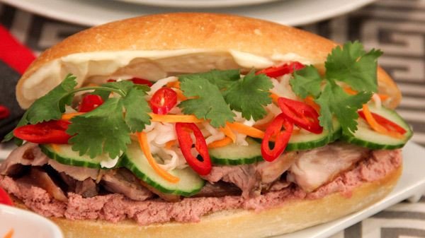 Pate mịn màng sẵn sàng phết lên bánh mì