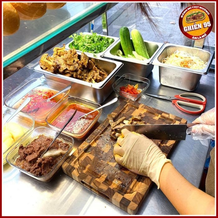 Pate nhà làm thơm ngon trong bánh mì tại Bánh Mì Ghiền 95, quận 8