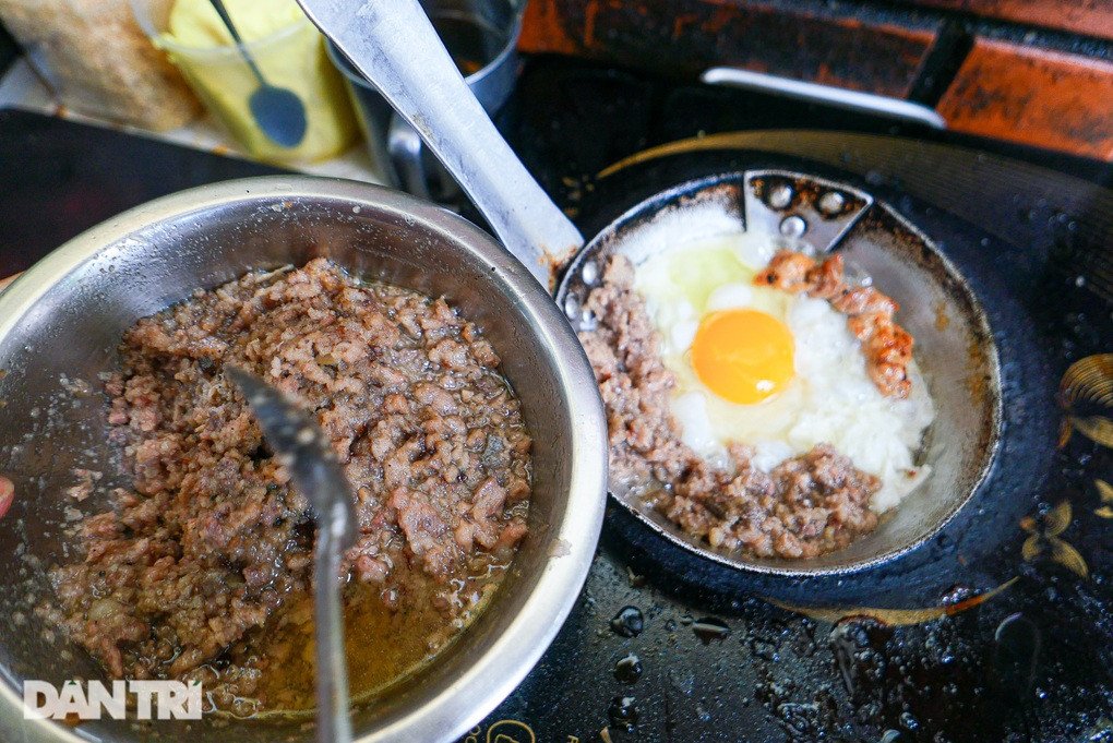 Pate tự làm trứ danh, linh hồn của món bánh mì chảo Mai Hắc Đế, được thực khách yêu thích.