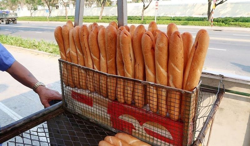 Pate tự làm và tương ớt đặc trưng cho bánh mì que Chú Sơn Đà Nẵng