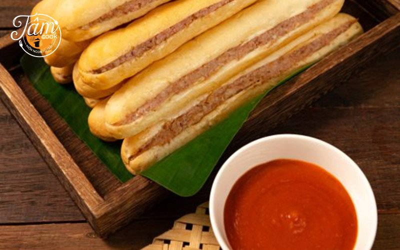 Pate tươi ngon đặc trưng của bánh mì que tại lò bánh mì que TPHCM