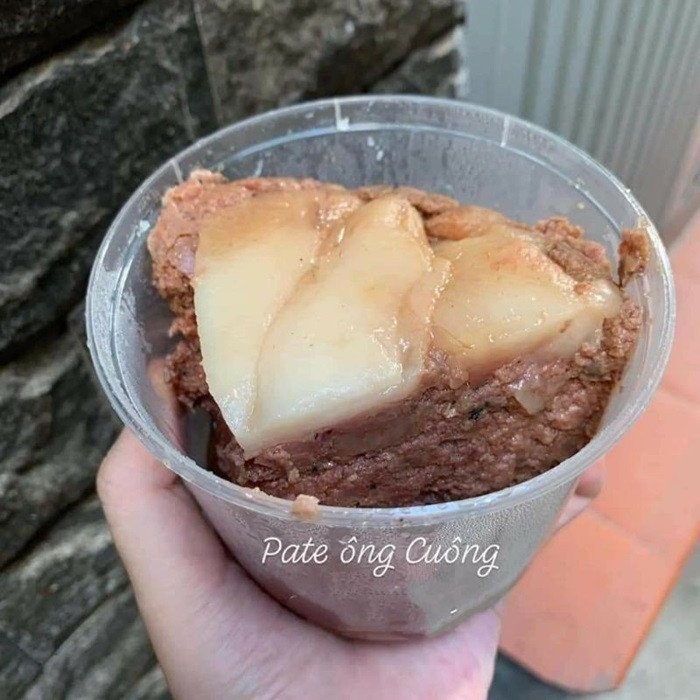 Pate và bánh bao nóng hổi tại quán Ông Cuông