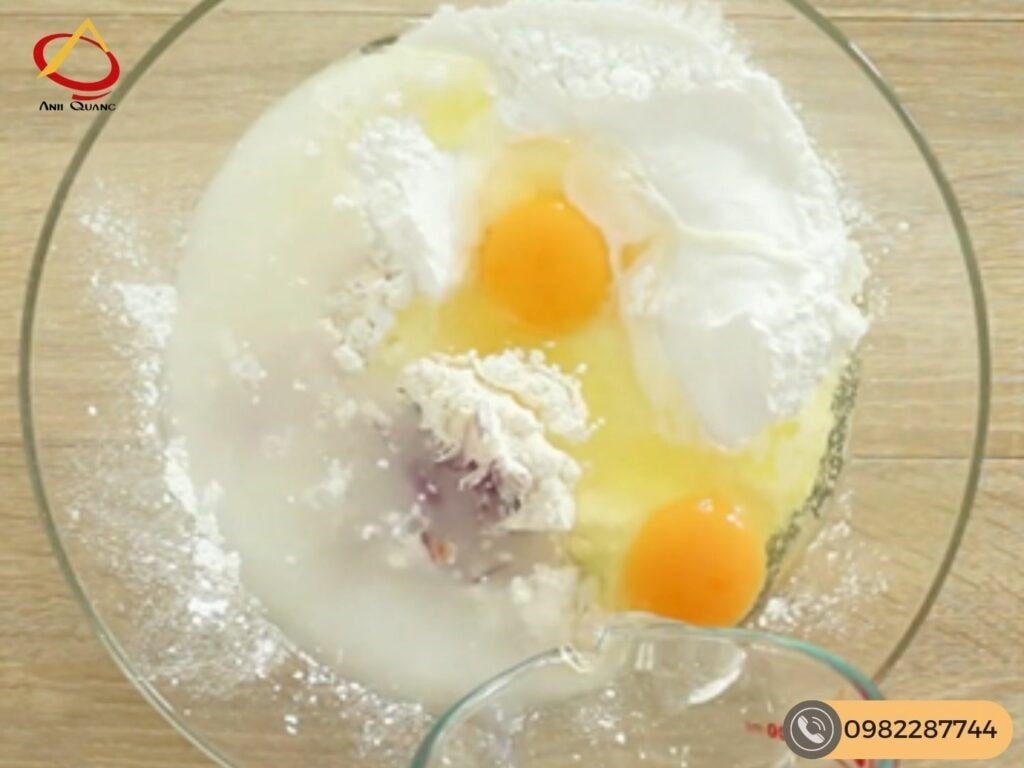 Pha bột làm bánh mì chiên tôm