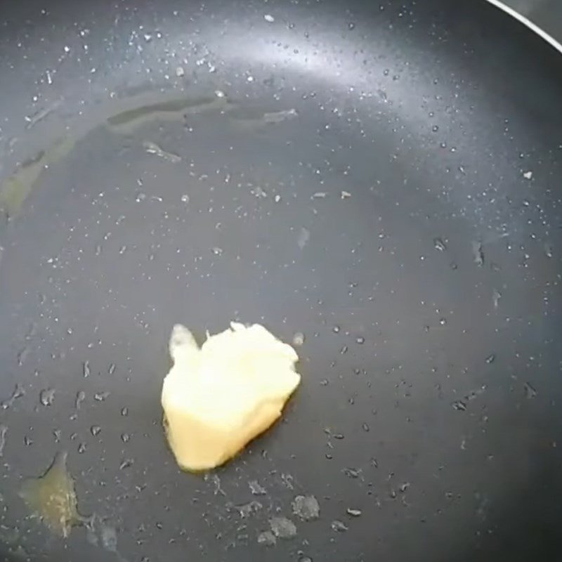 Pha chế hỗn hợp bơ thực vật và đường tan chảy trên bếp