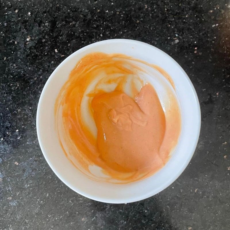 Pha chế nước sốt mayonnaise, tương ớt, tương cà cho món bánh mì kẹp trứng