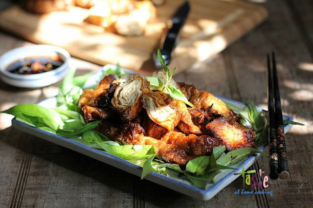 Phá lấu chay mì căn xoắn ống được trình bày đẹp mắt trên đĩa, sẵn sàng để thưởng thức cùng bánh mì hoặc cơm.