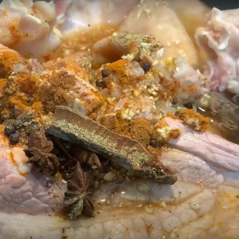 Phá lấu heo đang hầm cùng nước dừa cho món bánh mì thơm ngon