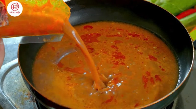 Pha loãng gói sốt bánh mì chảo tiện lợi với nước, bước đầu tiên để có món nước sốt sánh mịn, đậm đà.