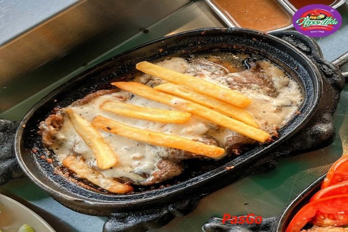 Phần ăn bít tết hấp dẫn tại Ngọc Hiếu, luôn có bánh mì là món ăn kèm không thể thiếu