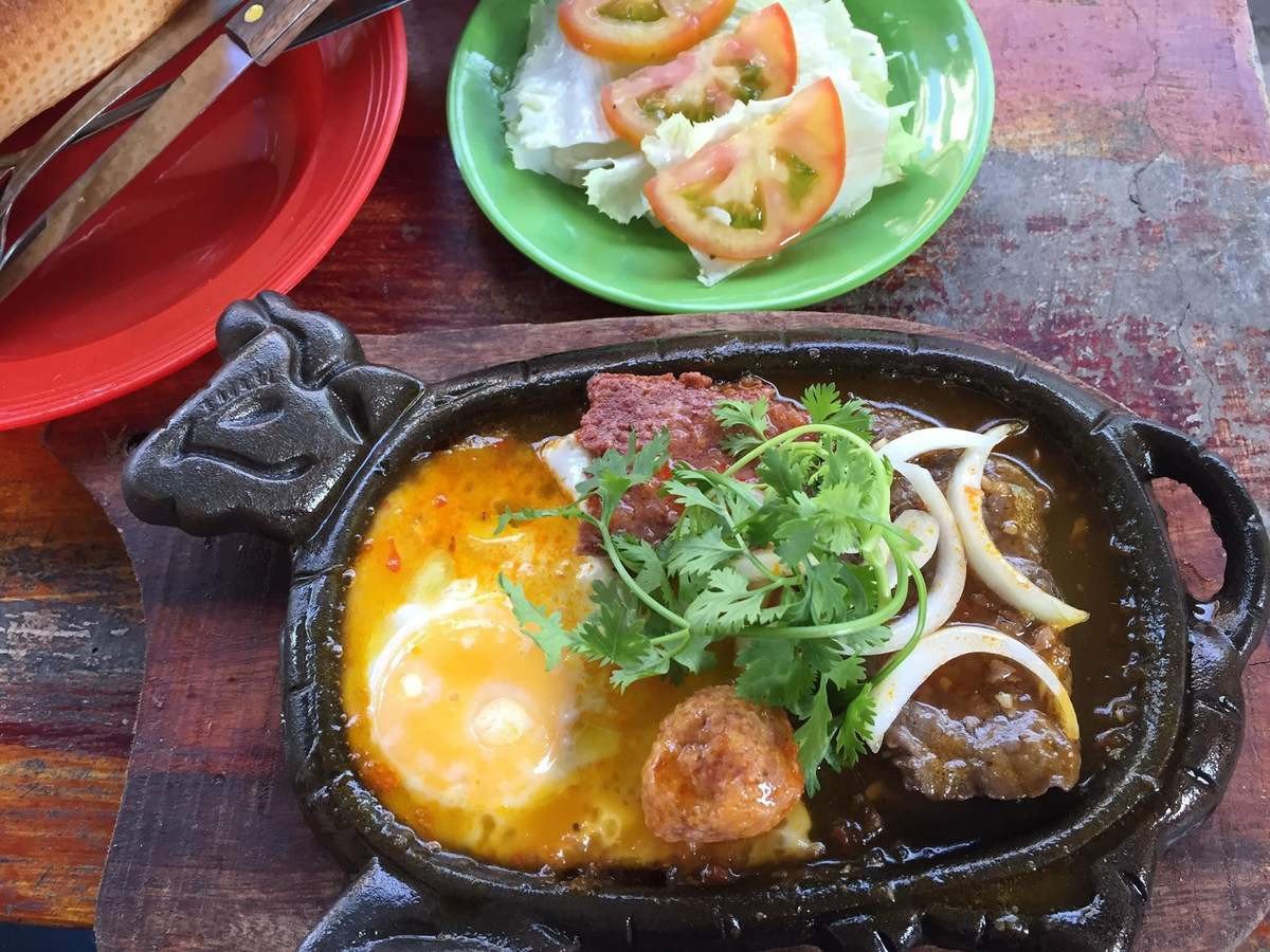 Phần bánh mì chảo Cần Thơ đầy đặn với đa dạng topping