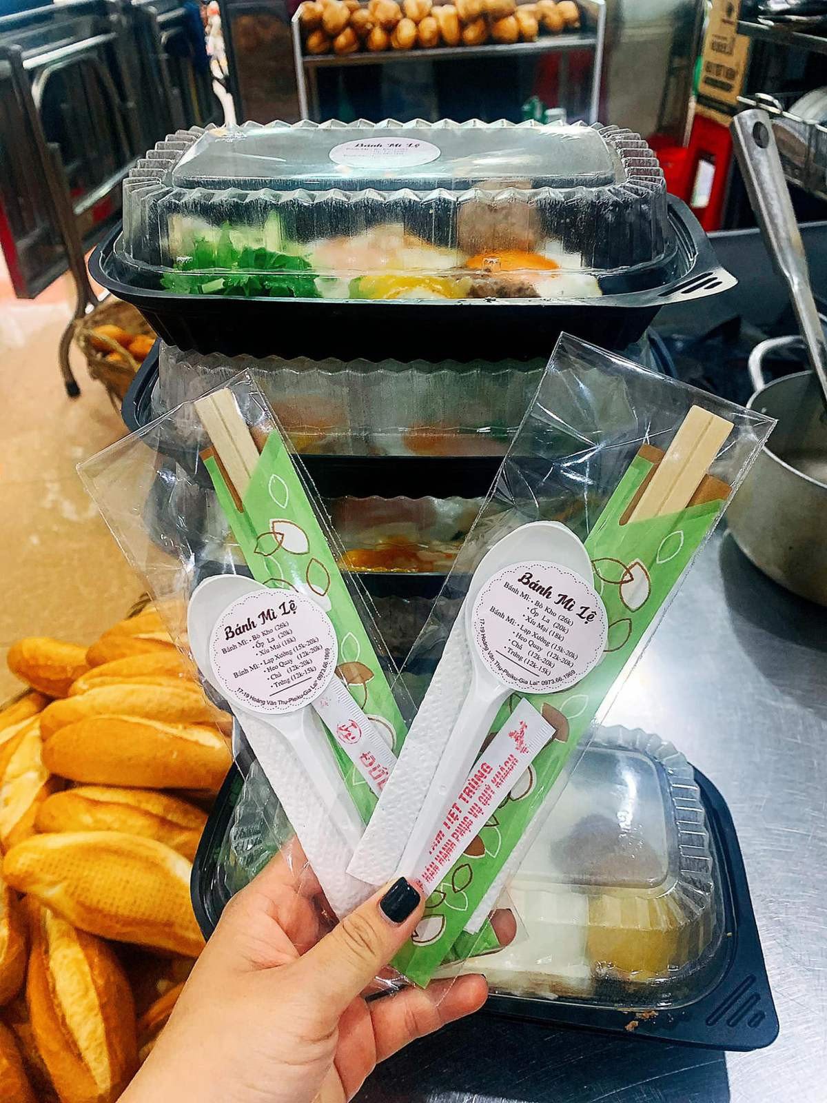 Phần bánh mì takeaway với đũa và muỗng kèm theo của Bánh mì Lệ