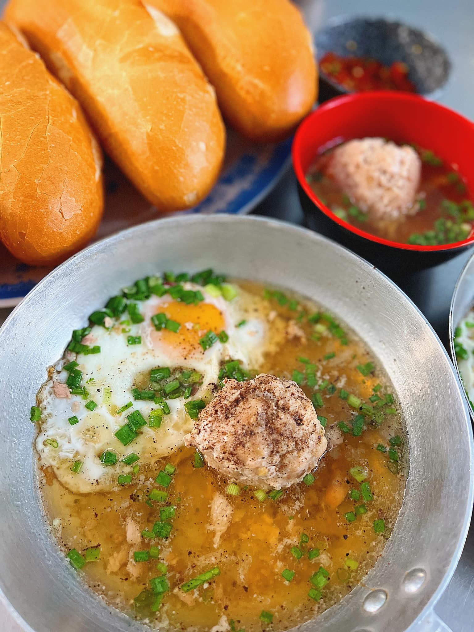 Phần bánh mì xíu mại Hàng Quyên hấp dẫn với viên xíu mại và ớt tươi