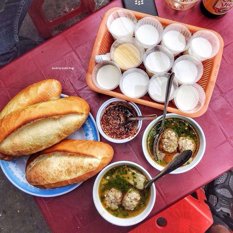Phần bánh mì xíu mại Hoàng Diệu trứ danh với bánh mì giòn và chén xíu mại đầy ắp