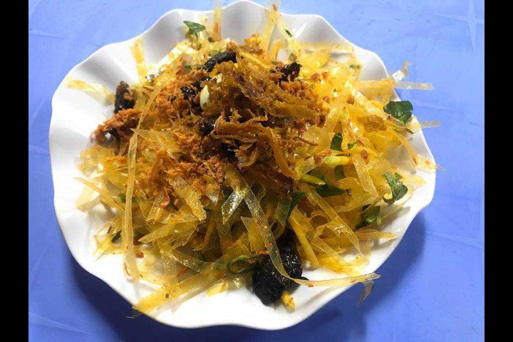 Phần bánh tráng trộn đầy màu sắc, một món ăn vặt hấp dẫn khác