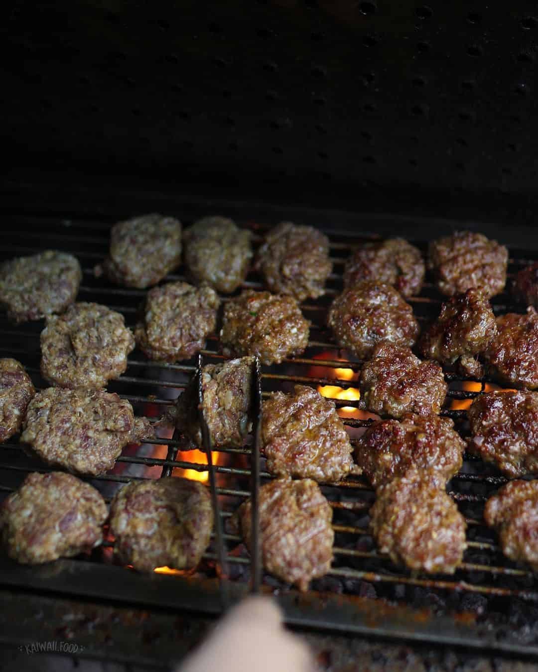 Phần bò nướng thơm lừng, hấp dẫn của bánh mì Hồ Xuân Hương