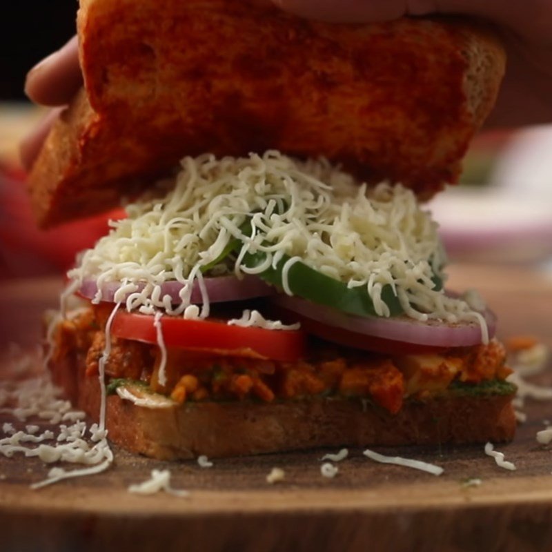 Phết bơ lên bánh mì sandwich trước khi áp chảo