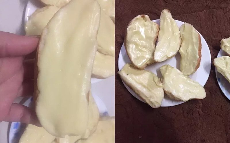 Phết đều hỗn hợp phô mai mozzarella lên bánh mì