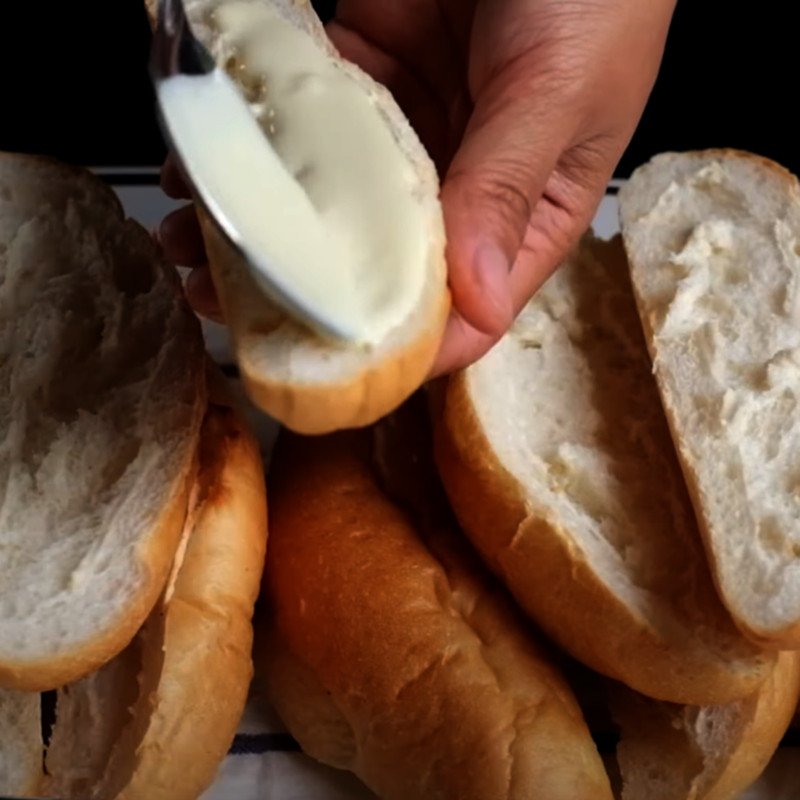 Phết đều hỗn hợp phô mai sữa lên mặt bánh mì