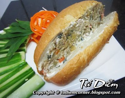 Phết đều mayonnaise và pâté gà lên vỏ bánh mì giòn rụm, bước đầu tạo nên ổ bánh mì tay cầm đậm đà