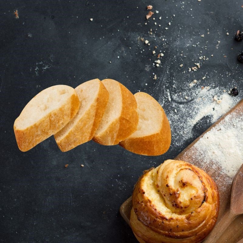 Phết lớp bơ mật ong đều khắp bề mặt lát bánh mì sandwich.