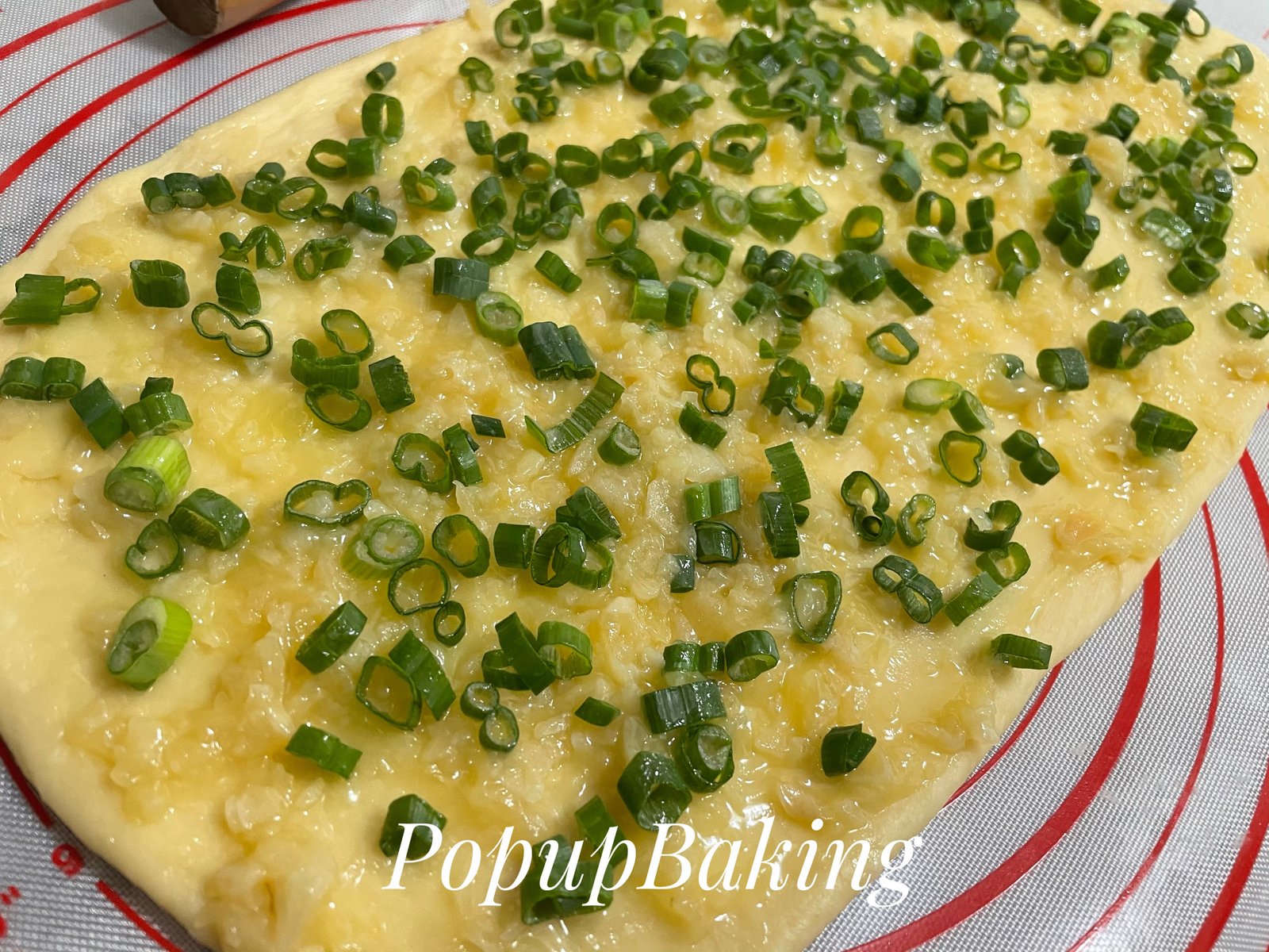 Phết sốt bơ tỏi lên bánh mì và cắt thành từng miếng