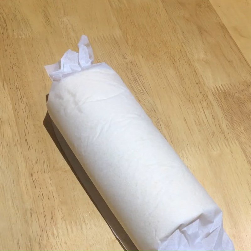 Phết sốt dầu trứng và rải ruốc gà cay lên bánh đã cuộn