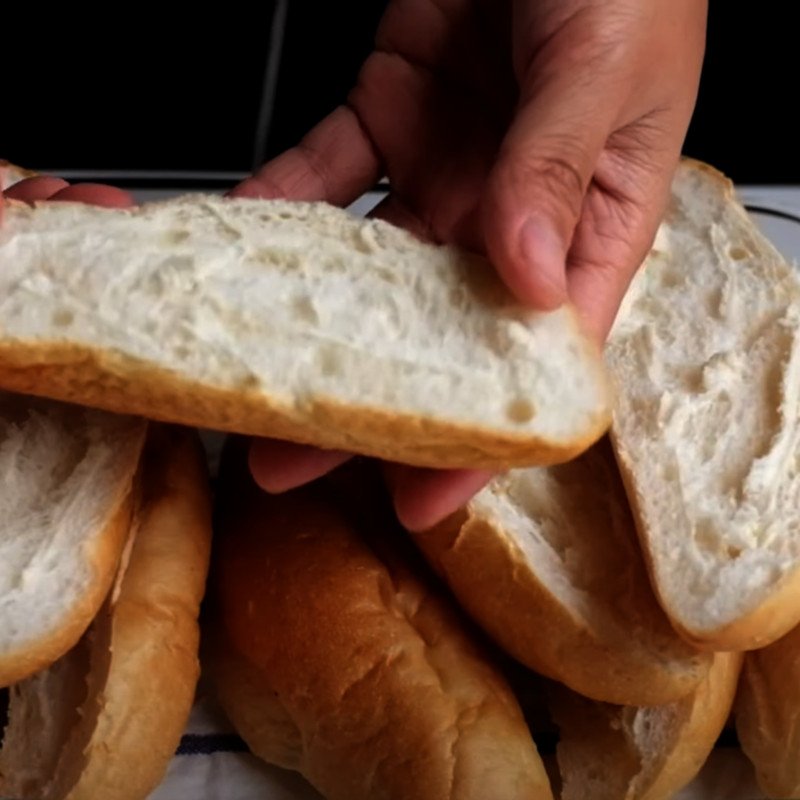 Phết sốt phô mai lên bánh mì nướng