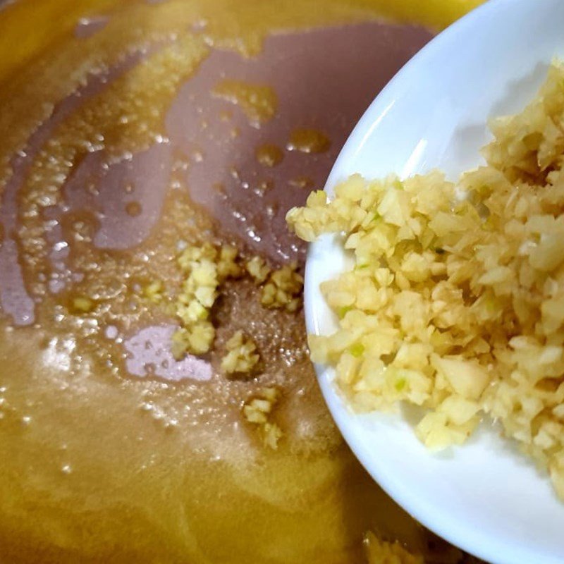 Phi tỏi băm với bơ cho đến khi vàng thơm