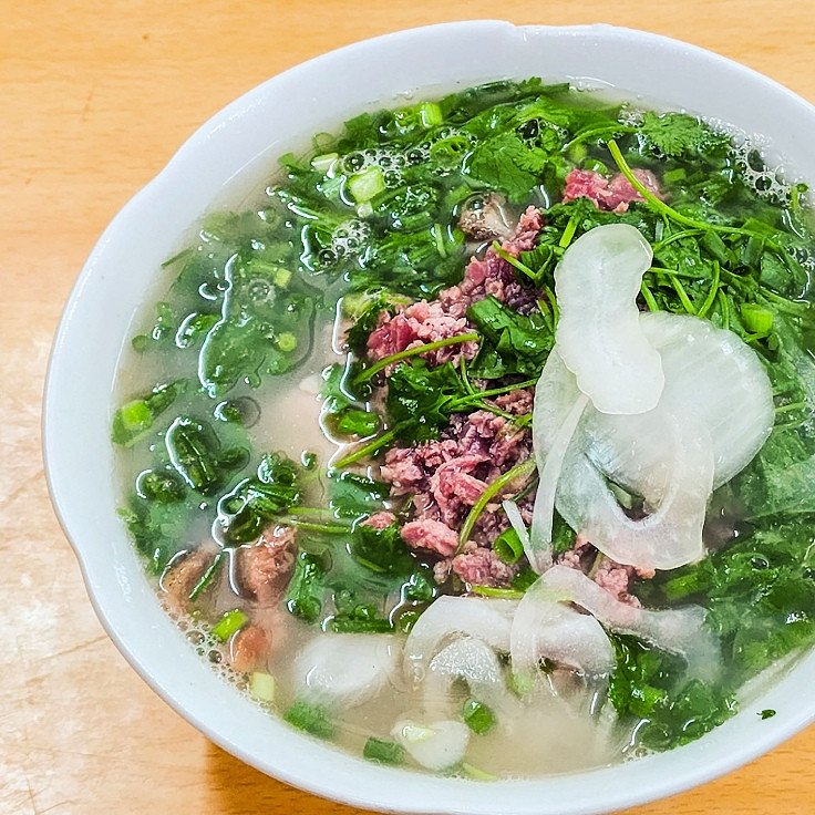 Phở bò Ấu Triệu, một quán ăn Bib Gourmand tại Hà Nội, là ví dụ điển hình về ẩm thực đường phố chất lượng cao được Michelin công nhận.