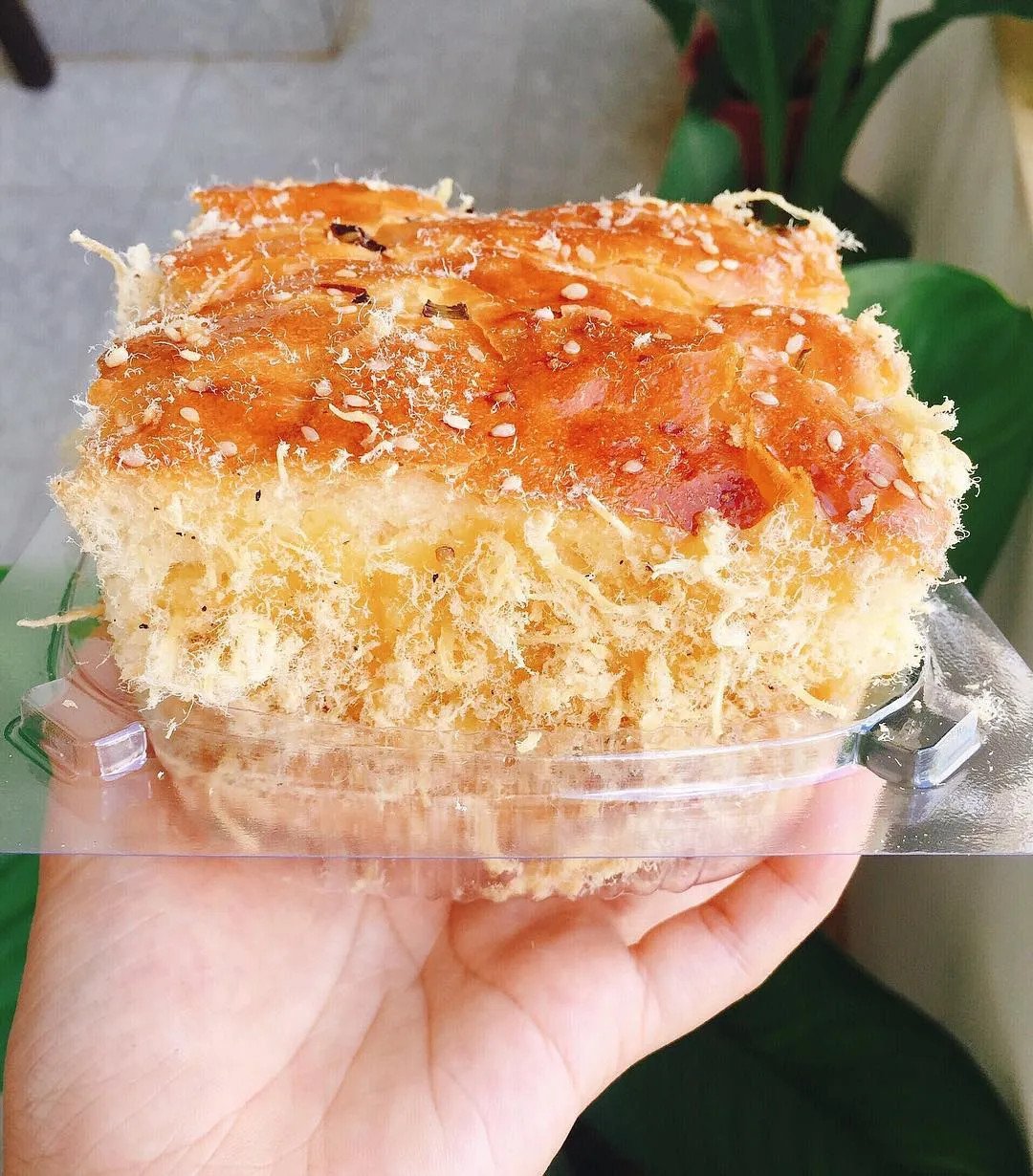 Phô mai béo và chà bông phong phú trong bánh mì Dola Bread &amp; Tea