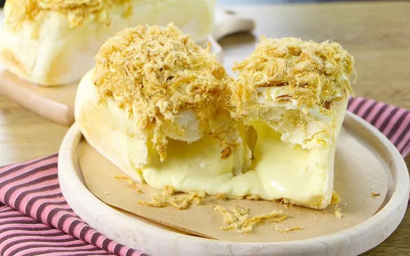 Phô mai Con Bò Cười tan chảy trong bánh mì Thoa Múp TPHCM