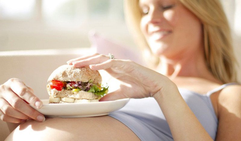 Phụ nữ mang thai nên hạn chế ăn bánh mì pate trứng do hàm lượng vitamin A