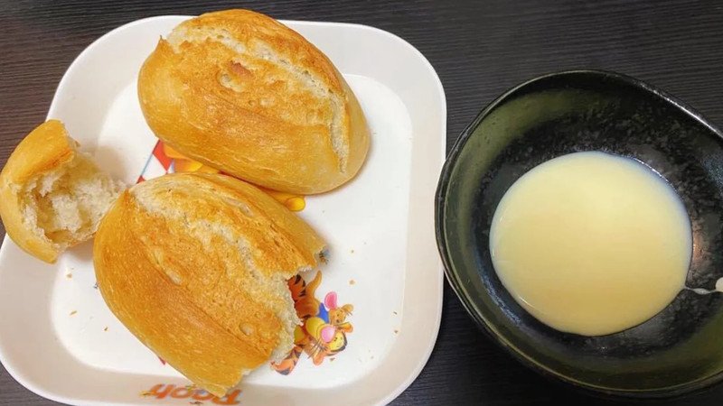 Phụ nữ sau sinh thưởng thức bánh mì sữa Ông Thọ hợp lý để bổ sung năng lượng