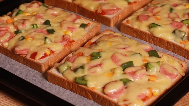 Pizza làm từ bánh mì sandwich với xúc xích và thịt nguội
