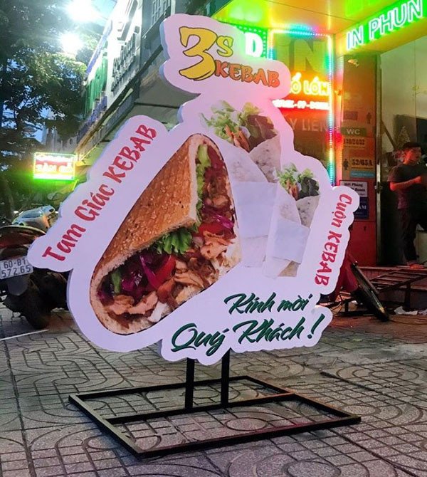 Poster quảng cáo bánh mì mô hình sáng tạo
