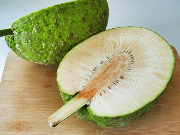 Quả Sa Kê bổ đôi, ruột trắng bùi, lý tưởng khi nấu rượu hoặc làm bánh mì