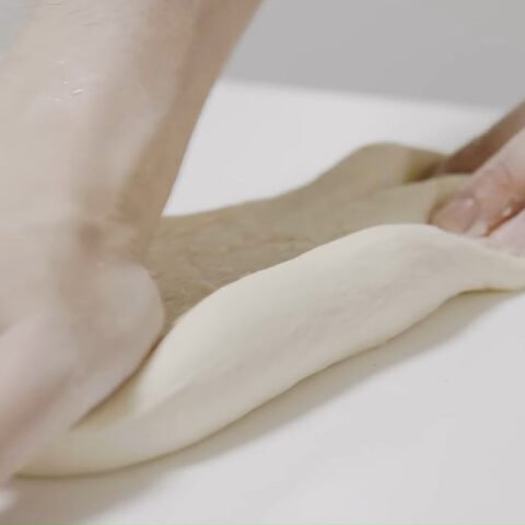 Quá trình nhào bột bánh mì phô mai việt quất chuyên nghiệp trên bàn