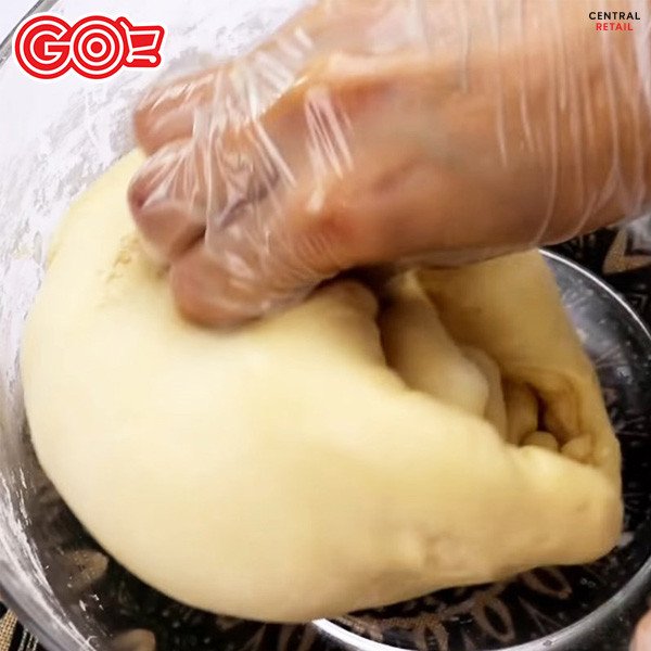 Quá trình nhào bột làm bánh mì tam giác