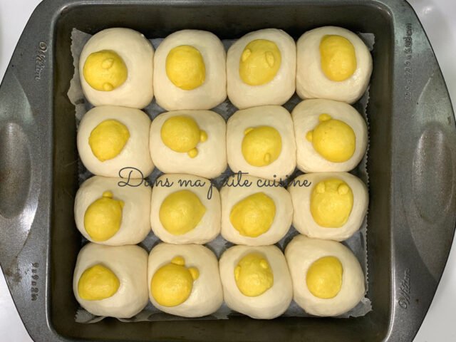 Quá trình nhào bột làm hình bánh mì cute Gudetama mịn màng