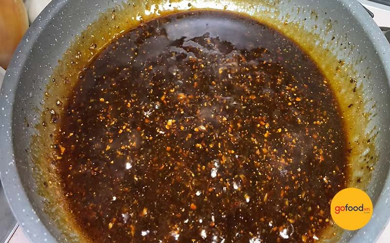 Quá trình pha chế nước sốt me chua ngọt cho món bò sốt me chấm bánh mì