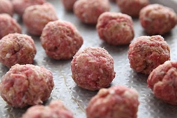 Quá trình viên thịt xíu mại tròn đều để làm xíu mại ăn bánh mì thơm ngon