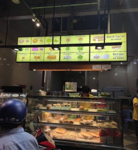 Quán Bánh mì 110 Hoàng Văn Thụ đông đúc khách chờ mua