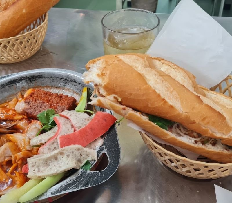 Quán bánh mì Bà Dần lâu đời với bánh mì thịt nướng và pate đặc trưng